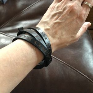 Very cool leather Hard Rock multi-wrap bracelet for women or men